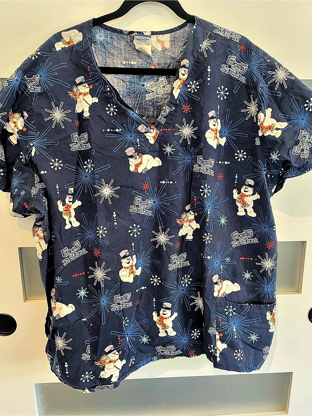Warner Bros. Frosty the Snowman holiday print V-neck scrub top Blue Size 3XL